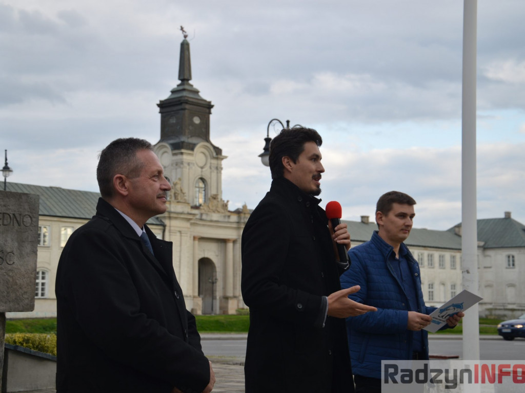 Podróżnik Tomasz Michniewicz  odsłonił swoją tabliczkę na Skwerze Podróżników