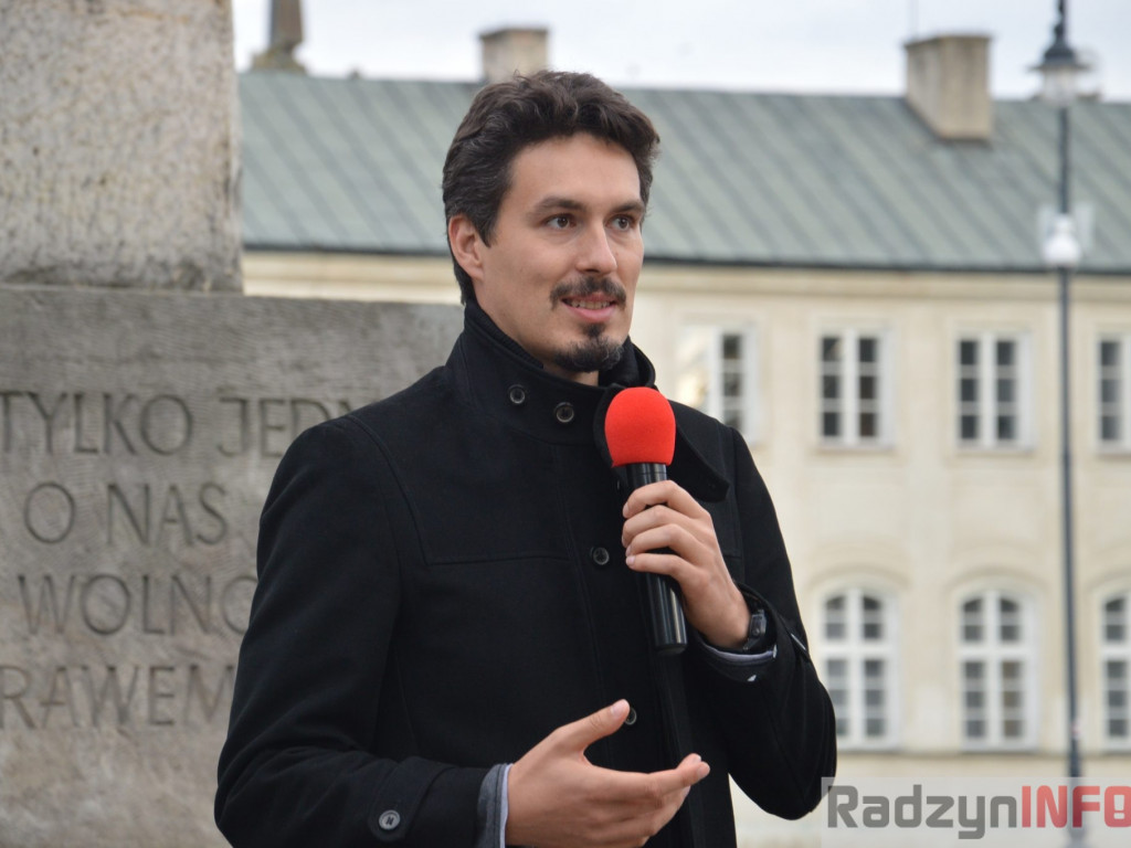 Podróżnik Tomasz Michniewicz  odsłonił swoją tabliczkę na Skwerze Podróżników