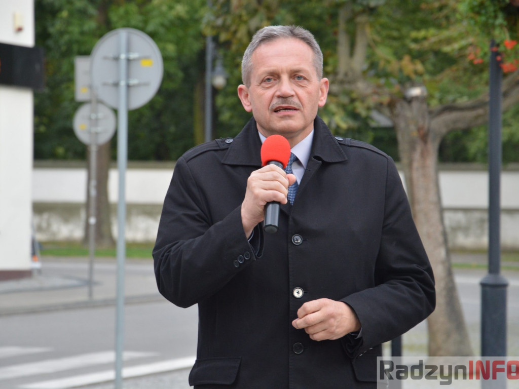 Podróżnik Tomasz Michniewicz  odsłonił swoją tabliczkę na Skwerze Podróżników