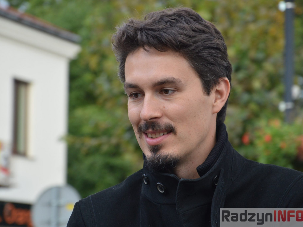 Podróżnik Tomasz Michniewicz  odsłonił swoją tabliczkę na Skwerze Podróżników
