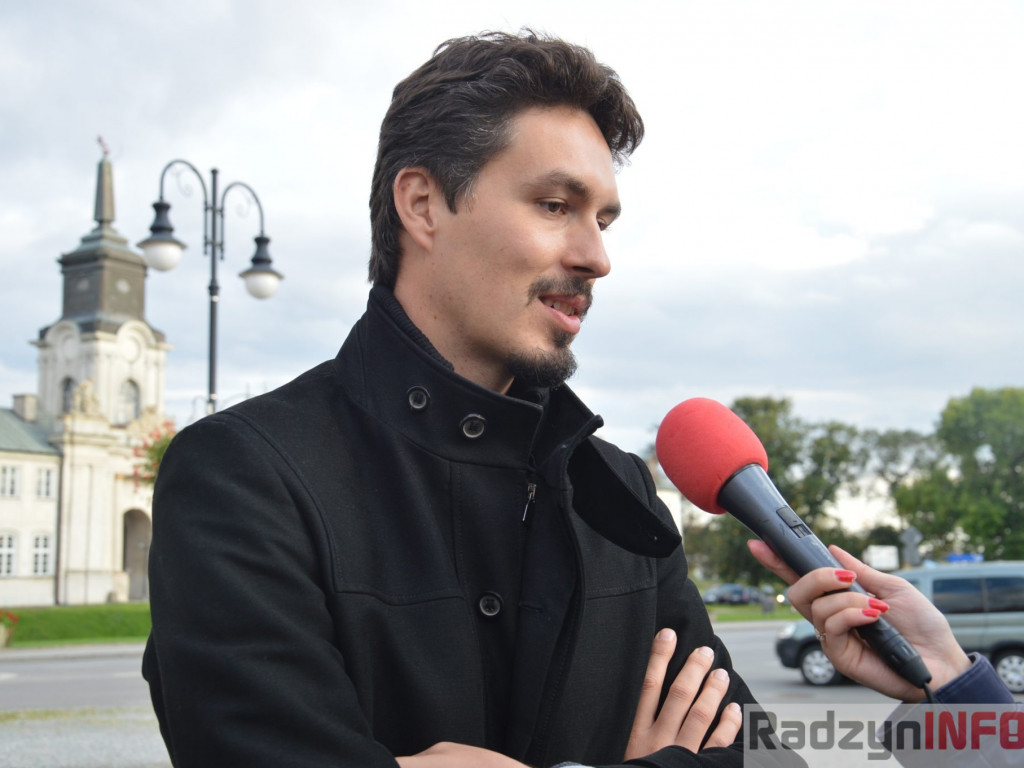 Podróżnik Tomasz Michniewicz  odsłonił swoją tabliczkę na Skwerze Podróżników