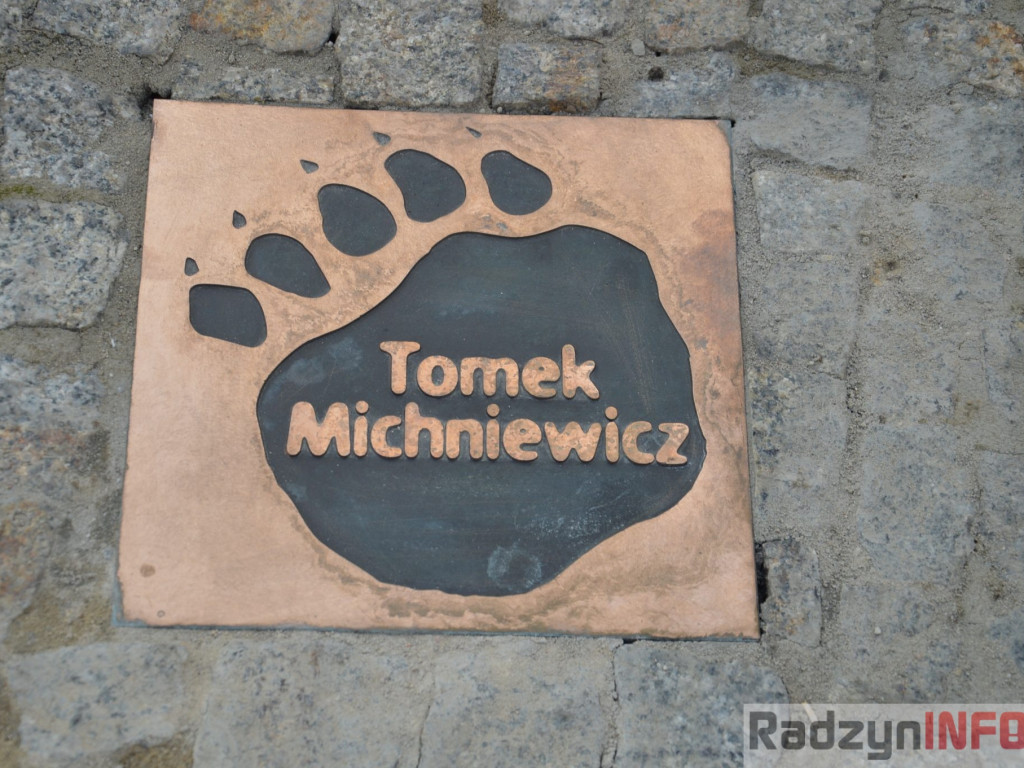 Podróżnik Tomasz Michniewicz  odsłonił swoją tabliczkę na Skwerze Podróżników
