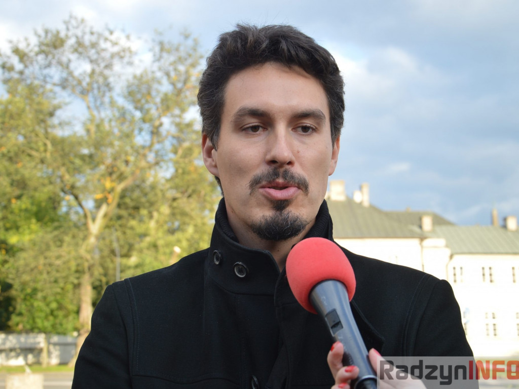 Podróżnik Tomasz Michniewicz  odsłonił swoją tabliczkę na Skwerze Podróżników