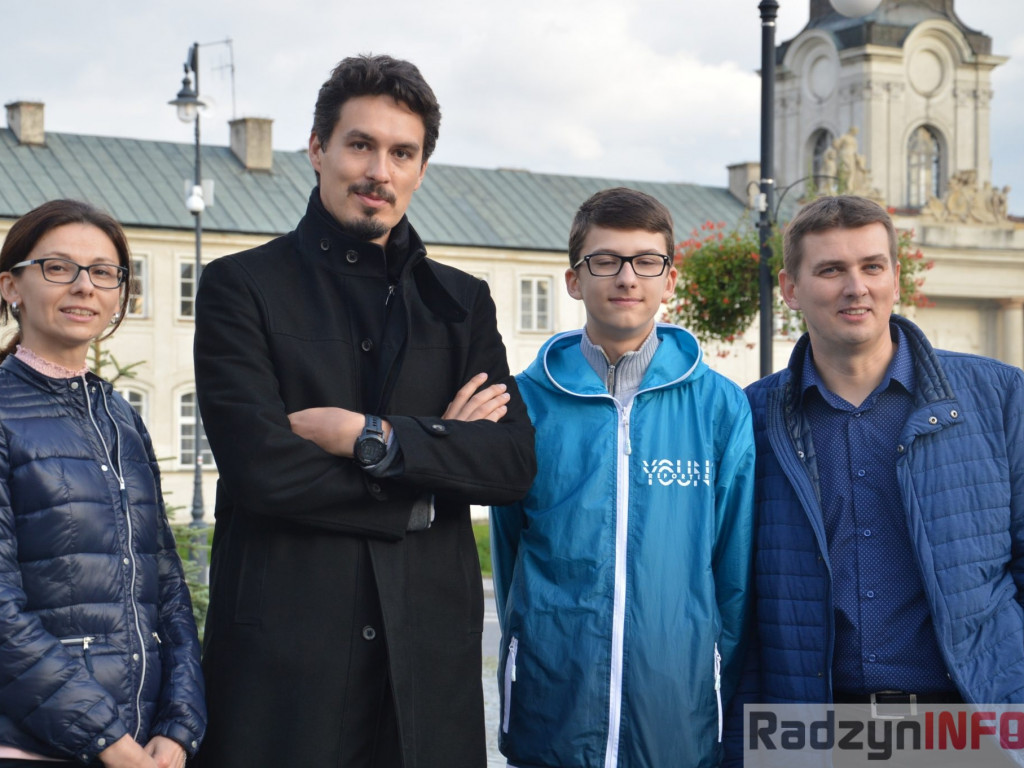 Podróżnik Tomasz Michniewicz  odsłonił swoją tabliczkę na Skwerze Podróżników