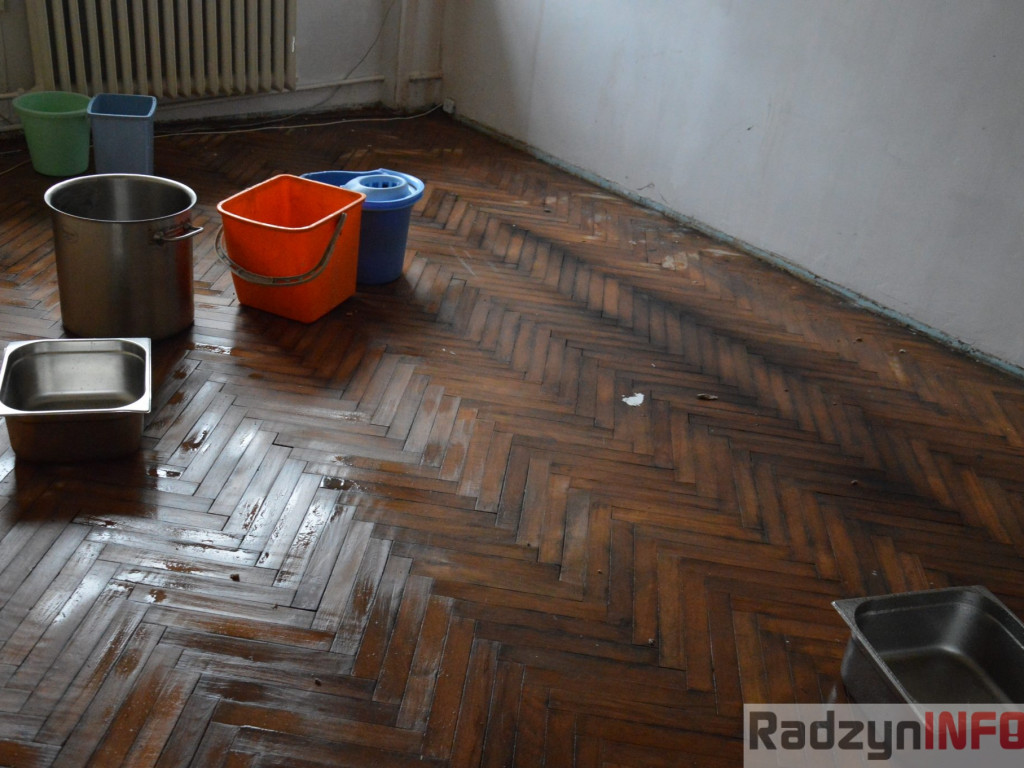 Szkołę zalało, stołówka działa - rozmowa z dyrektor SP I