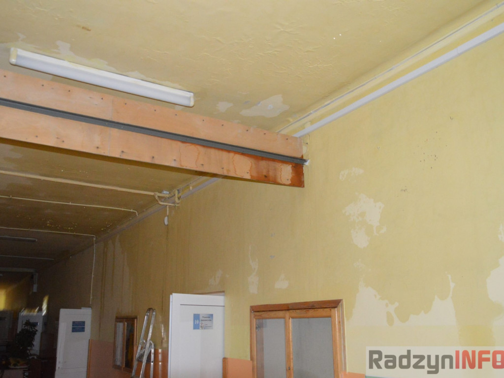 Szkołę zalało, stołówka działa - rozmowa z dyrektor SP I