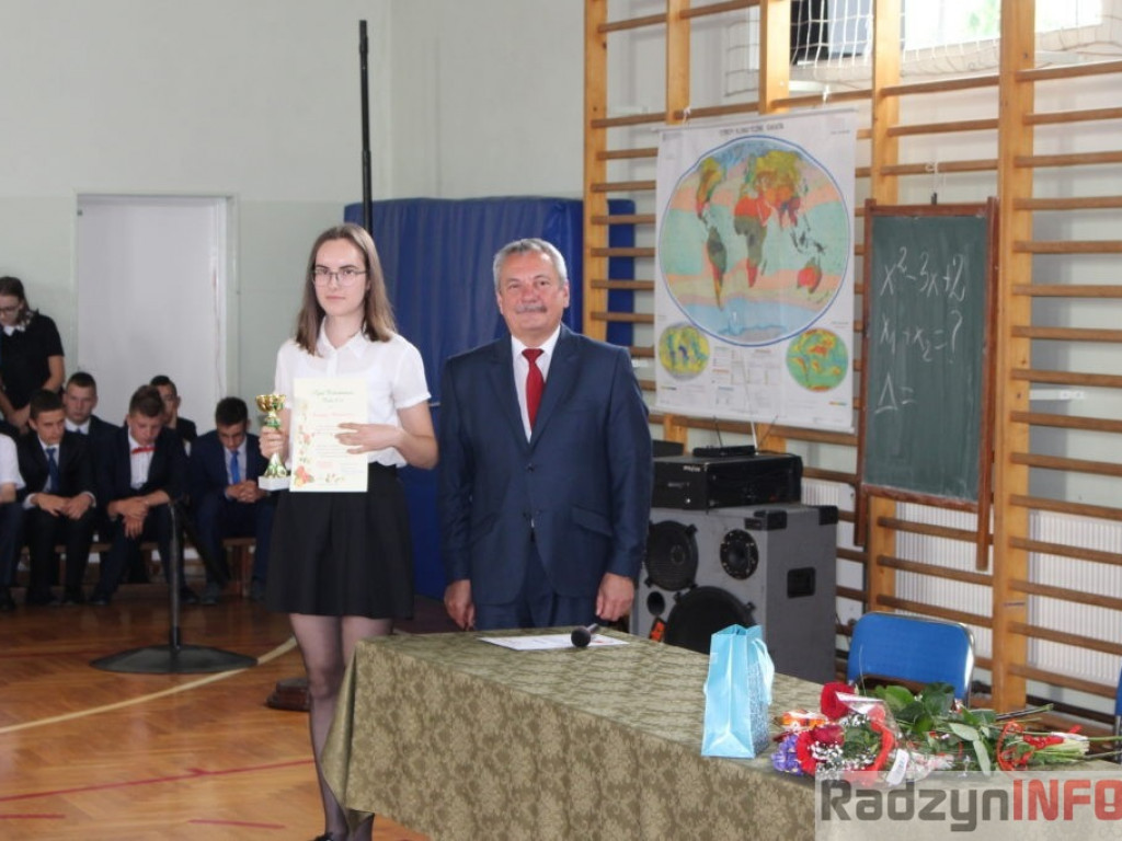 Odebrali świadectwa i rozpoczęli wakacje