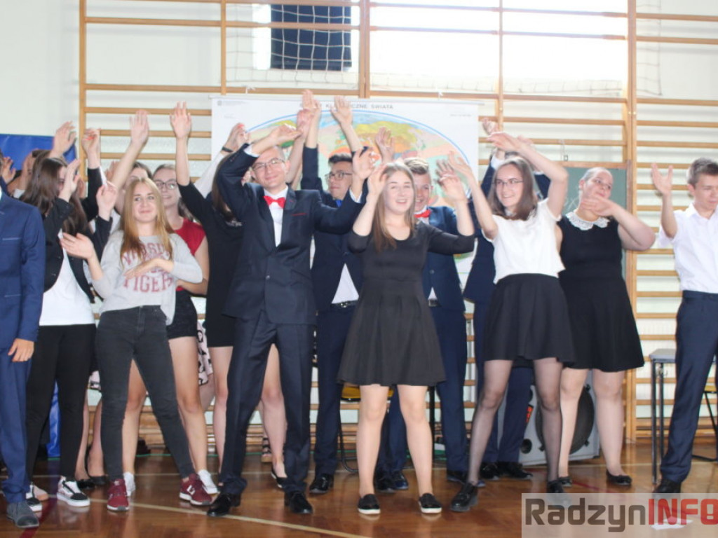 Odebrali świadectwa i rozpoczęli wakacje