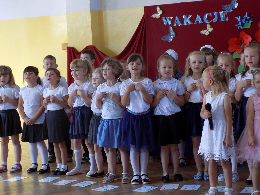 Przedszkolaki żegnają szkołę, witają wakacje!
