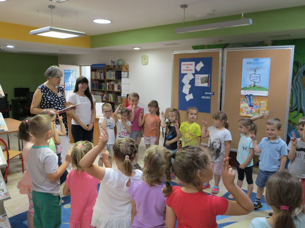 Nowi czytelnicy w Miejskiej Bibliotece Publicznej im. Zenona Przesmyckiego