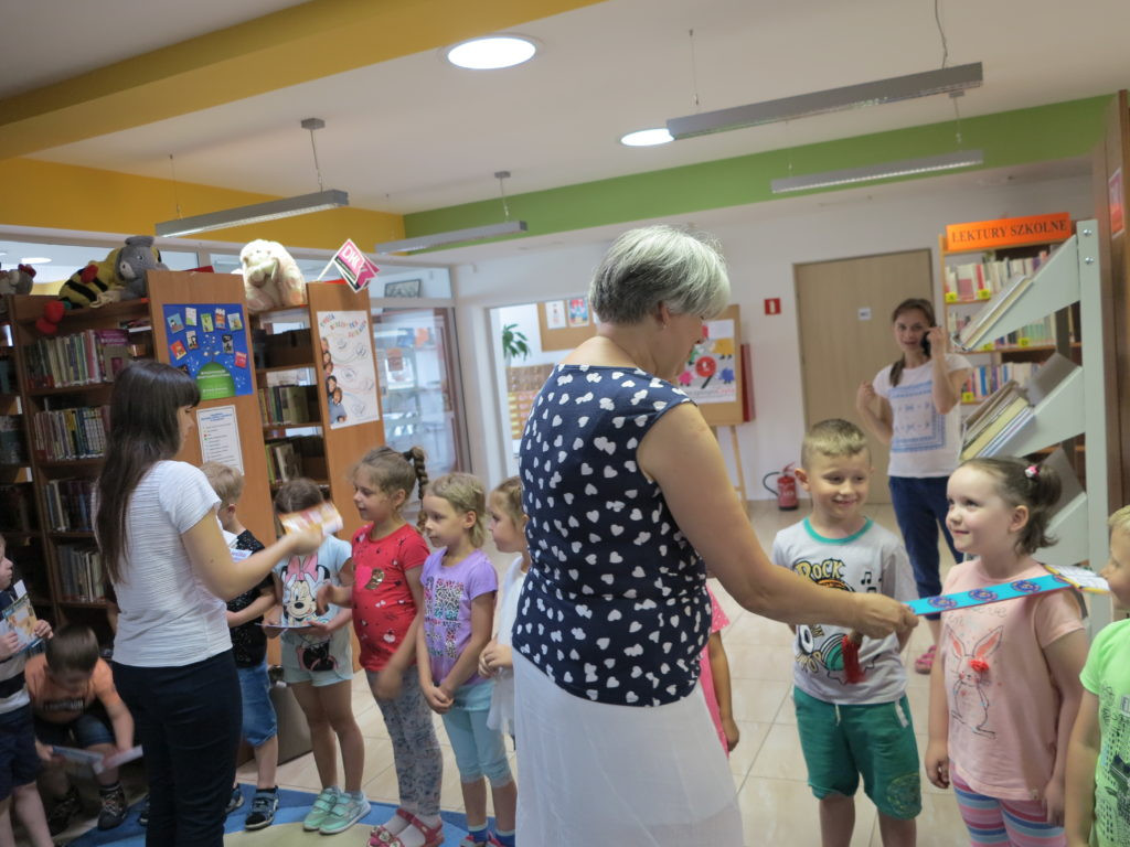 Nowi czytelnicy w Miejskiej Bibliotece Publicznej im. Zenona Przesmyckiego