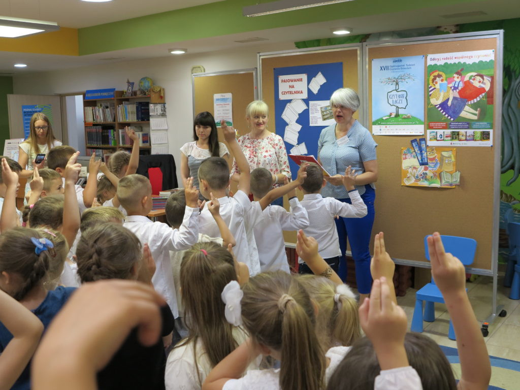 Nowi czytelnicy w Miejskiej Bibliotece Publicznej im. Zenona Przesmyckiego
