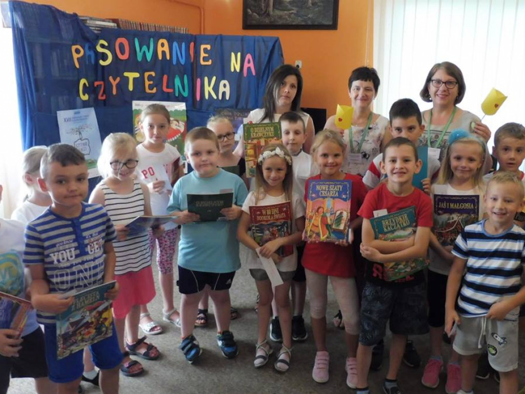 Nowi czytelnicy w Miejskiej Bibliotece Publicznej im. Zenona Przesmyckiego