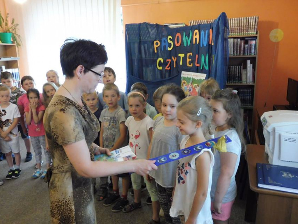 Nowi czytelnicy w Miejskiej Bibliotece Publicznej im. Zenona Przesmyckiego