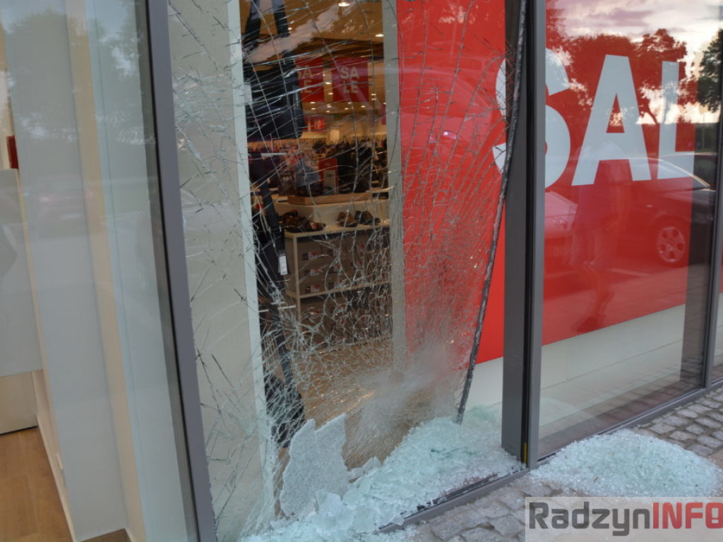 Wypadek pod Galerią Radzyń. Klientka wjechała w sklepową szybę