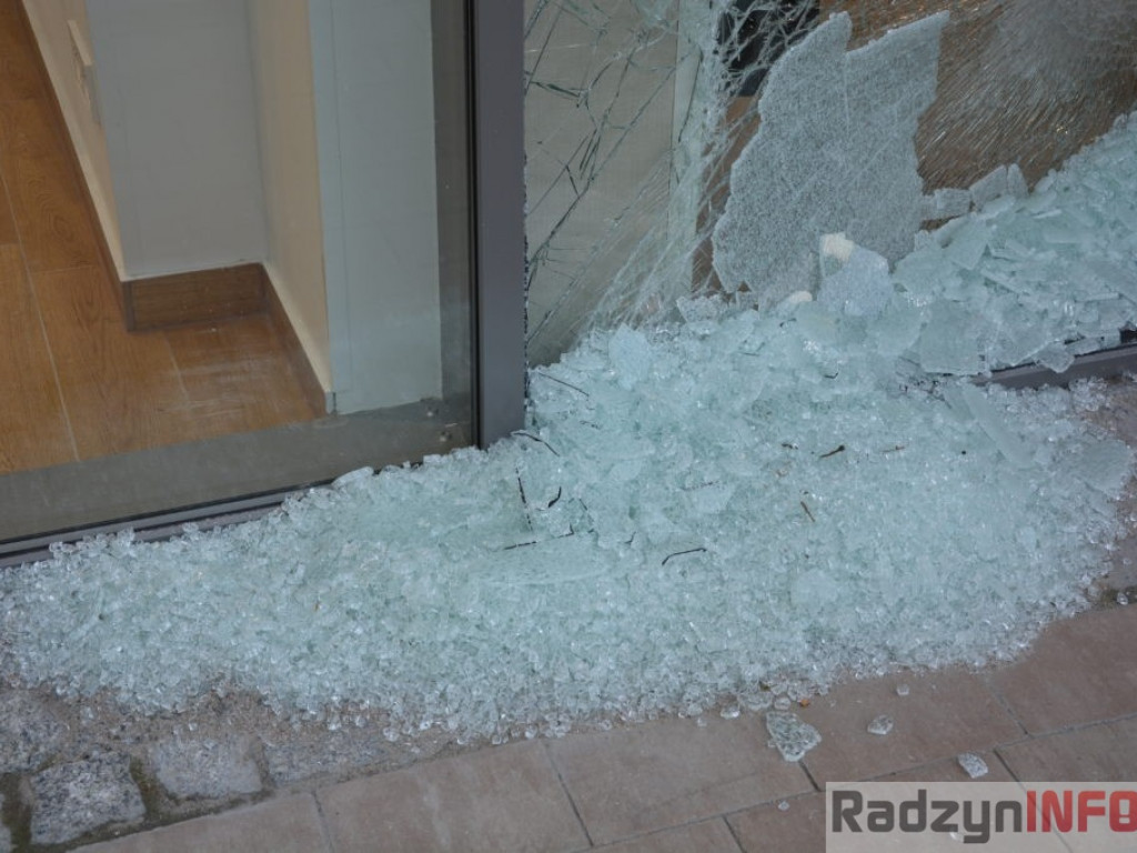 Wypadek pod Galerią Radzyń. Klientka wjechała w sklepową szybę