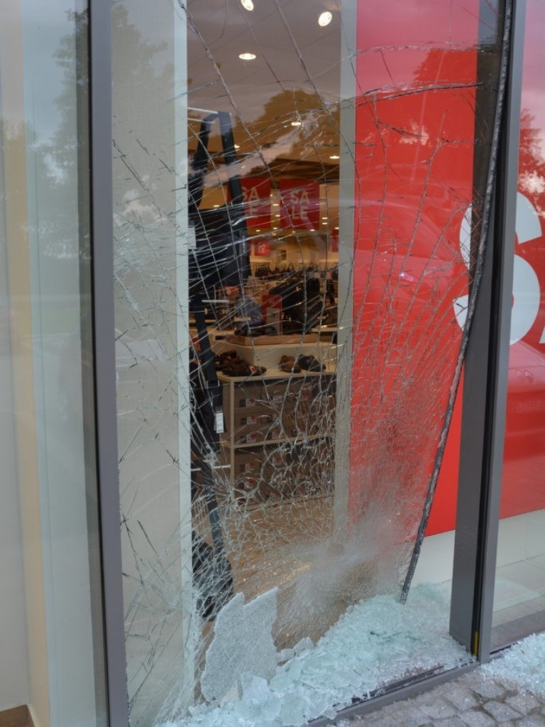 Wypadek pod Galerią Radzyń. Klientka wjechała w sklepową szybę