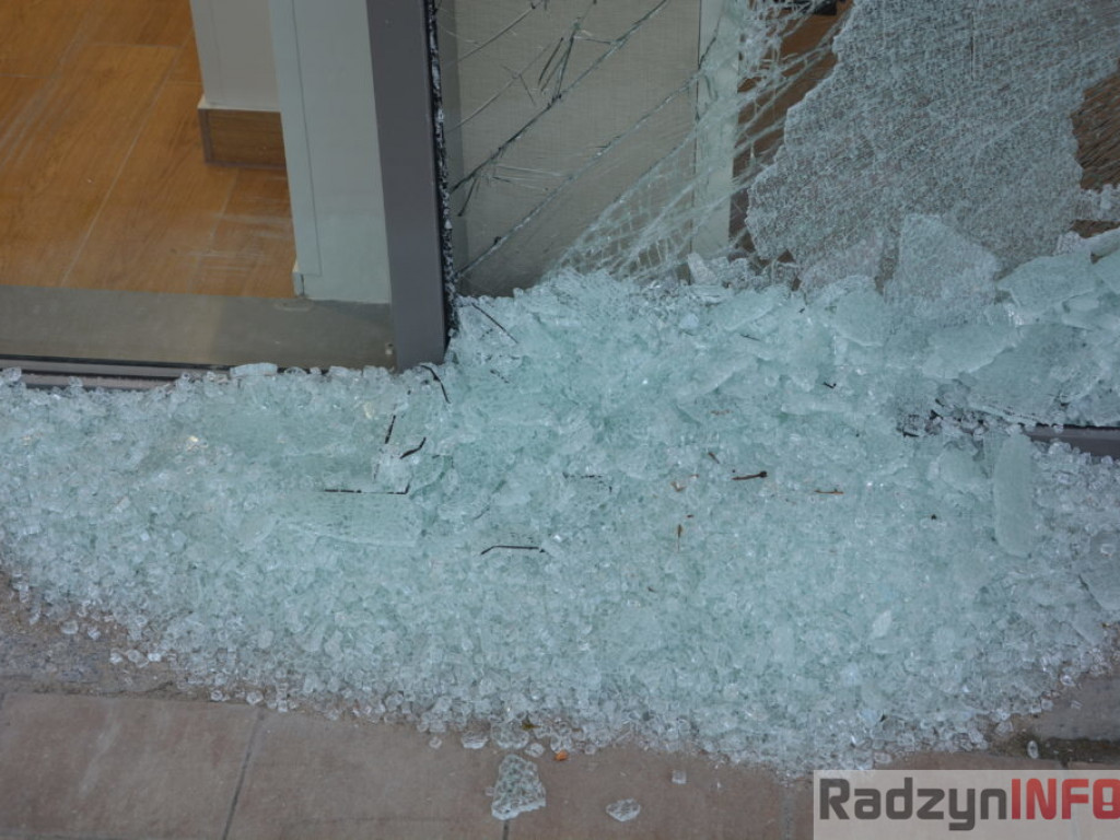 Wypadek pod Galerią Radzyń. Klientka wjechała w sklepową szybę