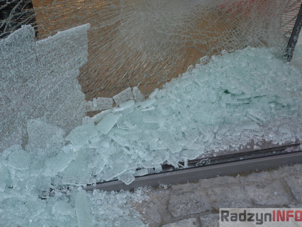 Wypadek pod Galerią Radzyń. Klientka wjechała w sklepową szybę