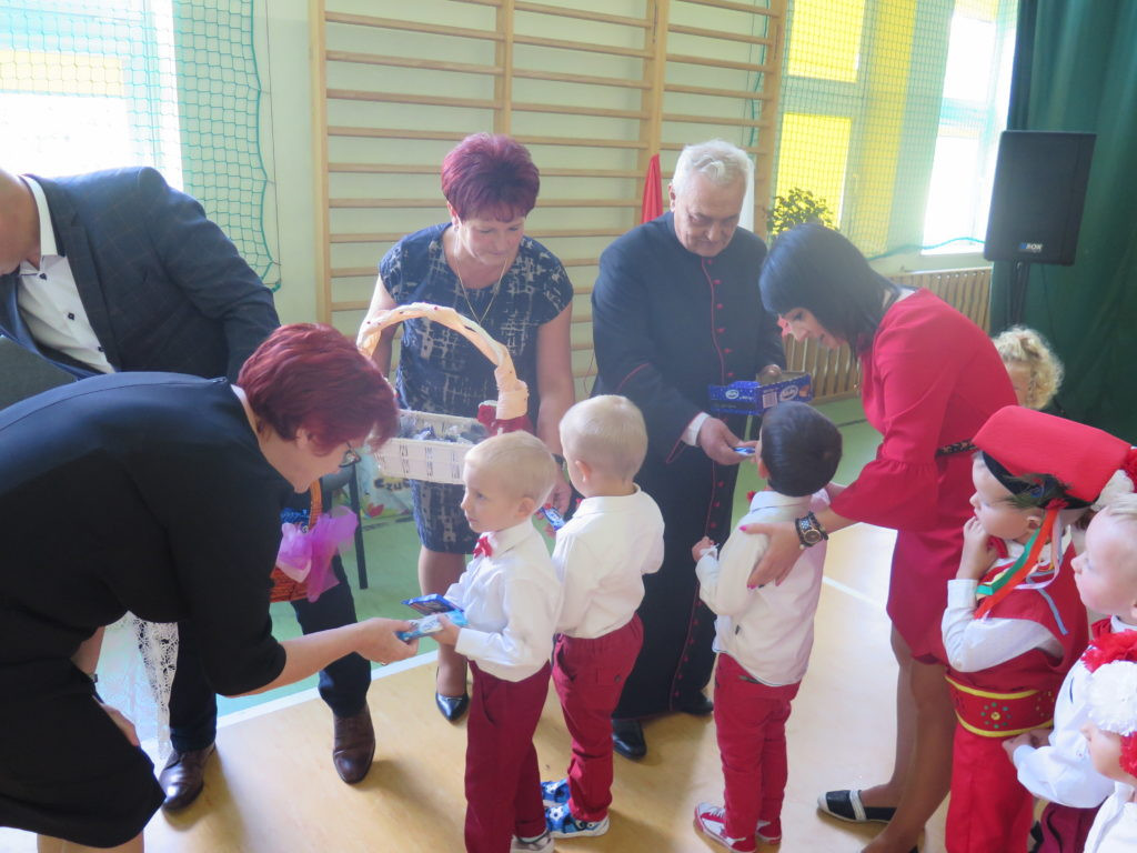 Witaj nam szkoło, przyjmij nas radośnie i wesoło!