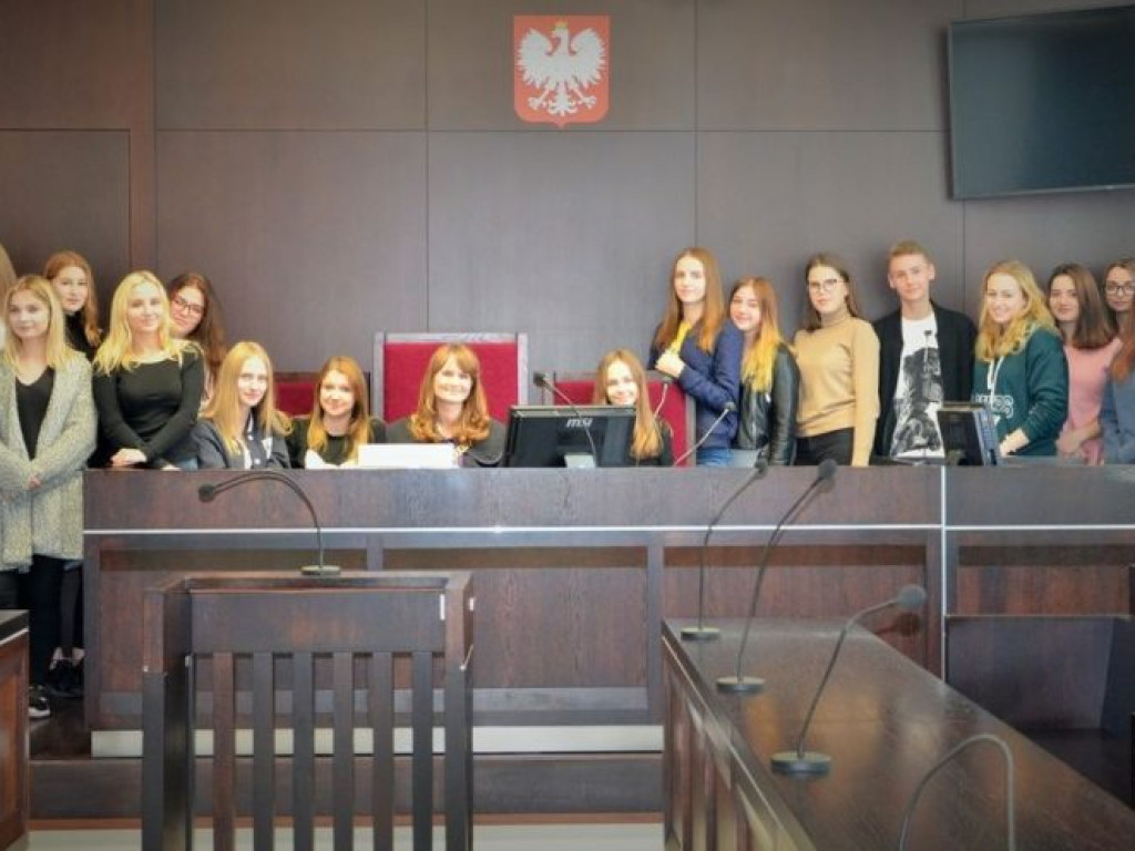 Uczniowie II LO w ZSP na zajęciach w Sądzie Rejonowym