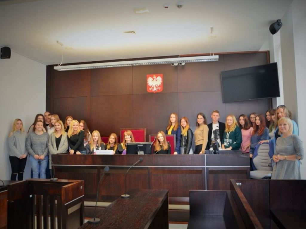 Uczniowie II LO w ZSP na zajęciach w Sądzie Rejonowym