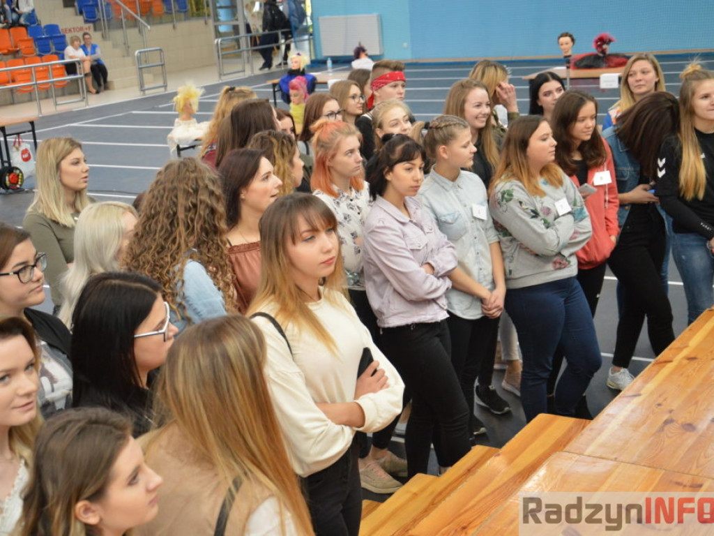 Pokaz sztuki fryzjerskiej w obiektywie
