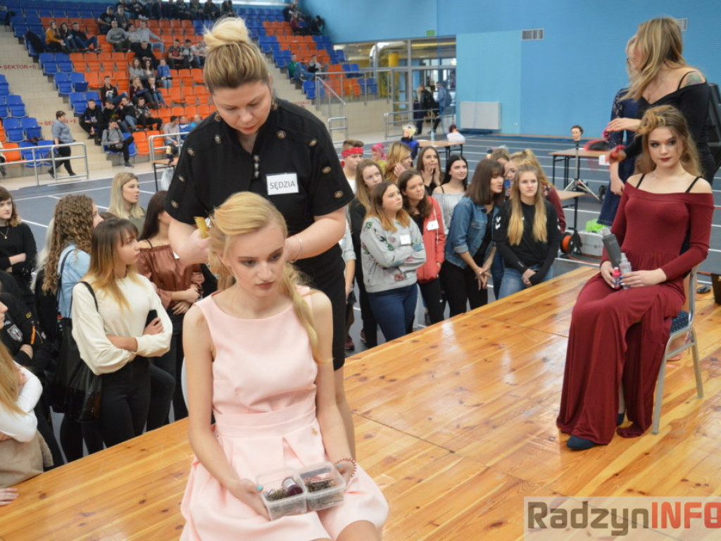Pokaz sztuki fryzjerskiej w obiektywie