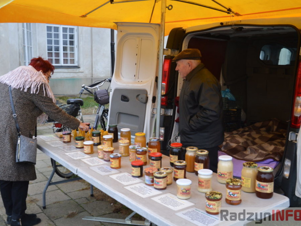 Świąteczny kiermasz rękodzieła w pałacowych wnętrzach