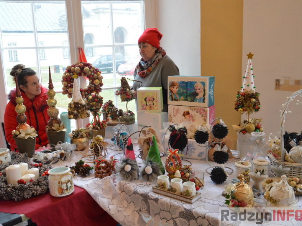 Świąteczny kiermasz rękodzieła w pałacowych wnętrzach