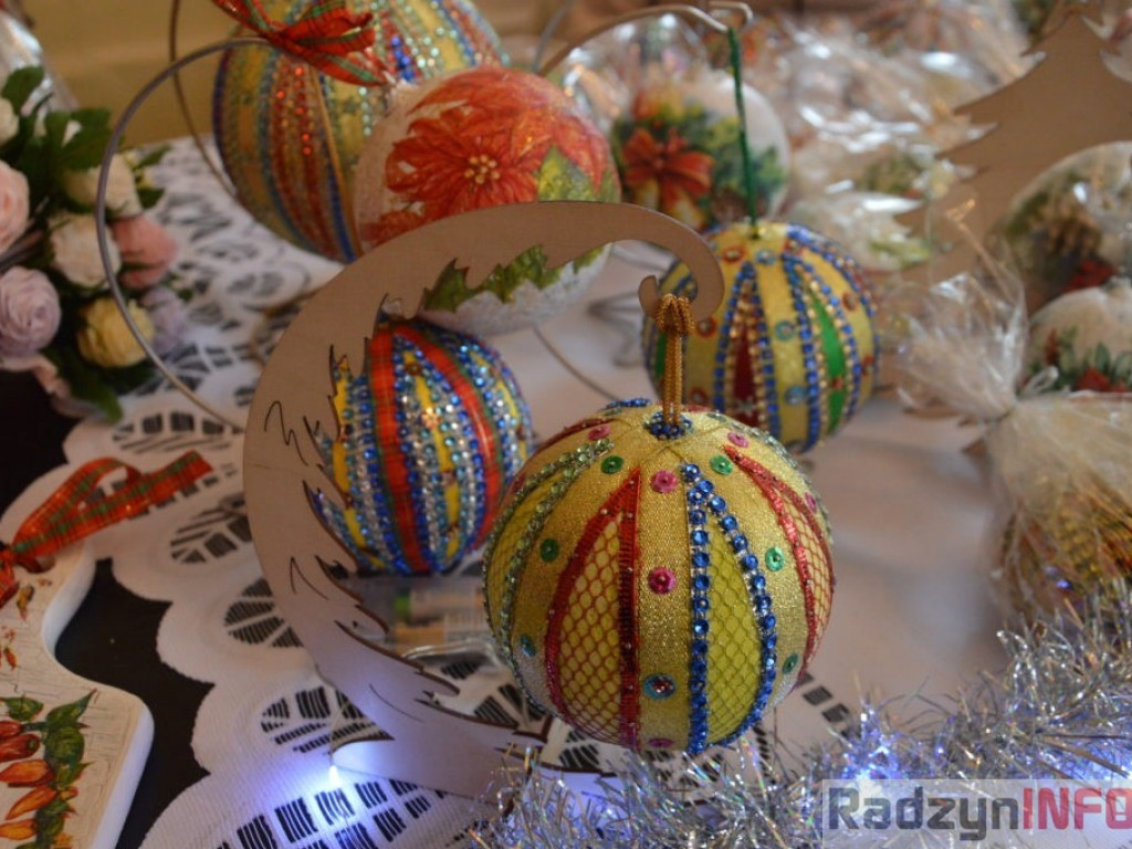 Świąteczny kiermasz rękodzieła w pałacowych wnętrzach