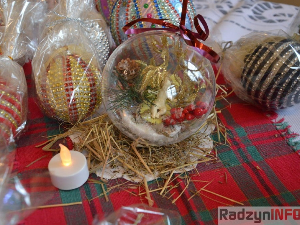 Świąteczny kiermasz rękodzieła w pałacowych wnętrzach