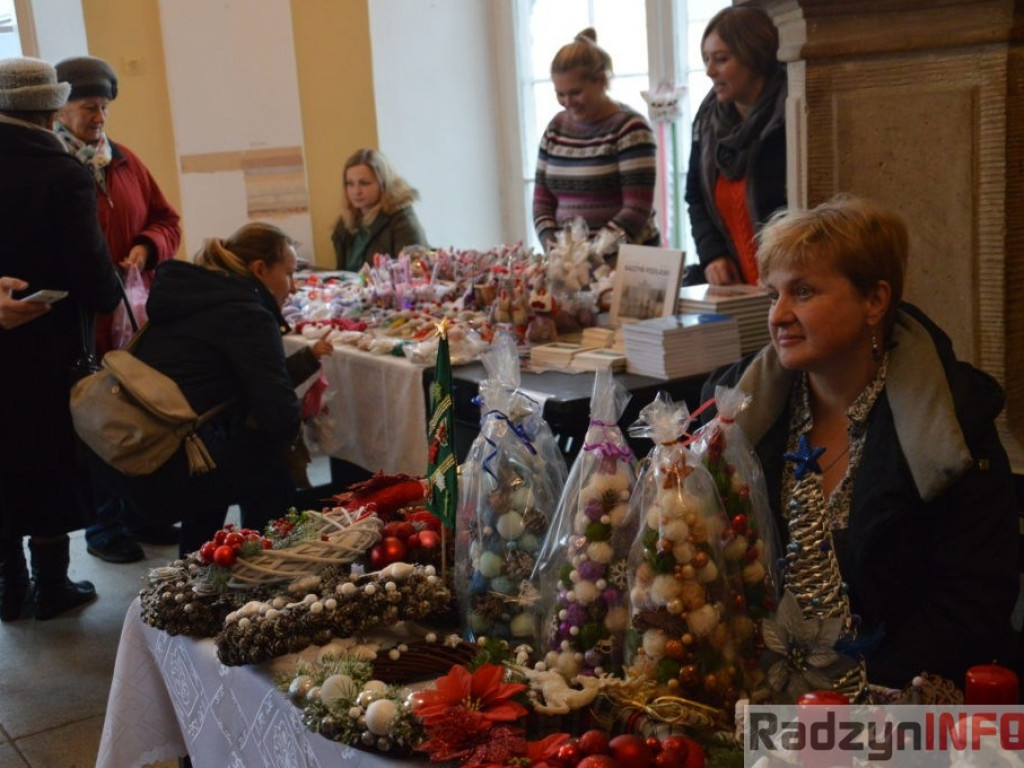 Świąteczny kiermasz rękodzieła w pałacowych wnętrzach