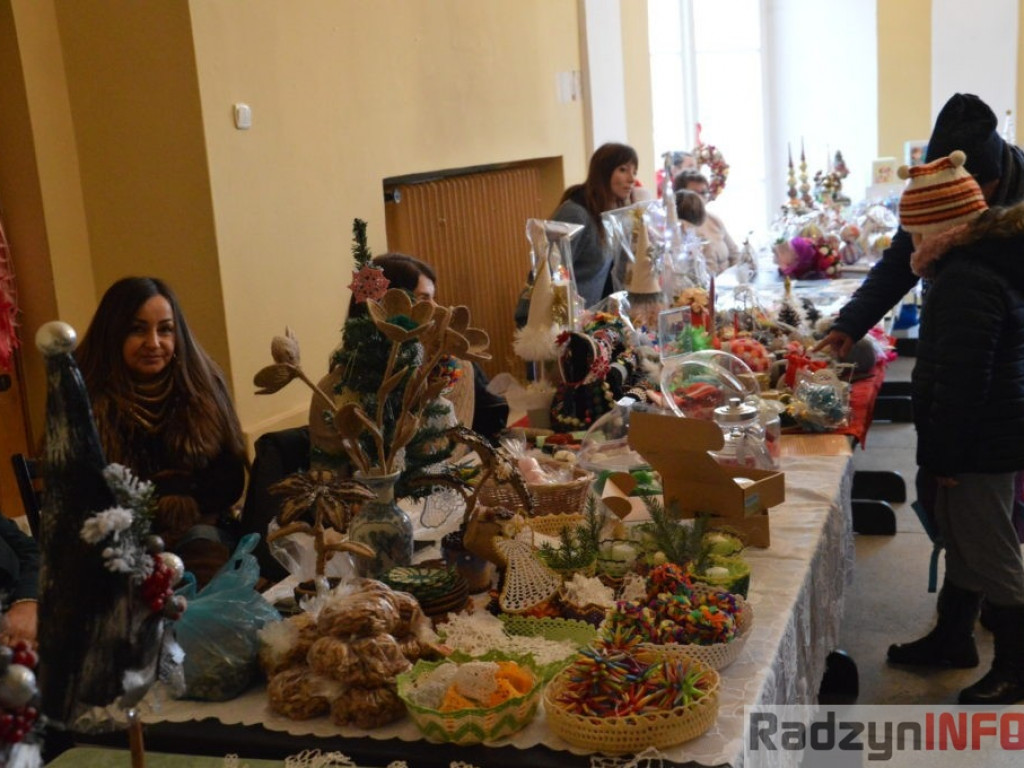Świąteczny kiermasz rękodzieła w pałacowych wnętrzach