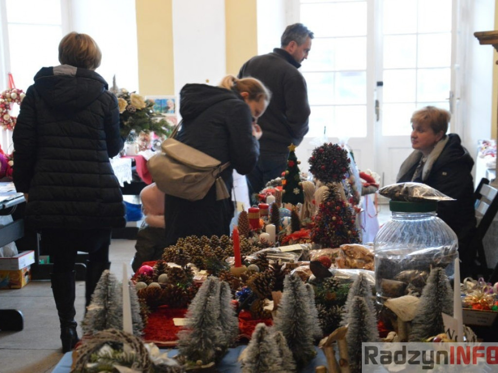Świąteczny kiermasz rękodzieła w pałacowych wnętrzach