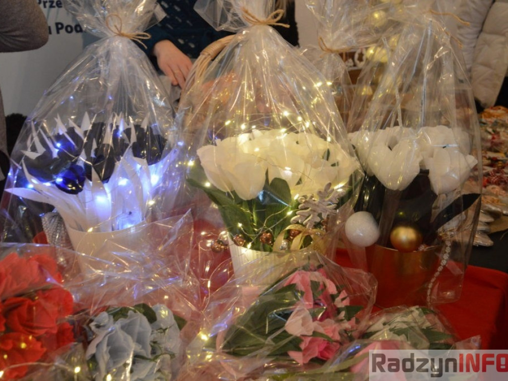 Świąteczny kiermasz rękodzieła w pałacowych wnętrzach