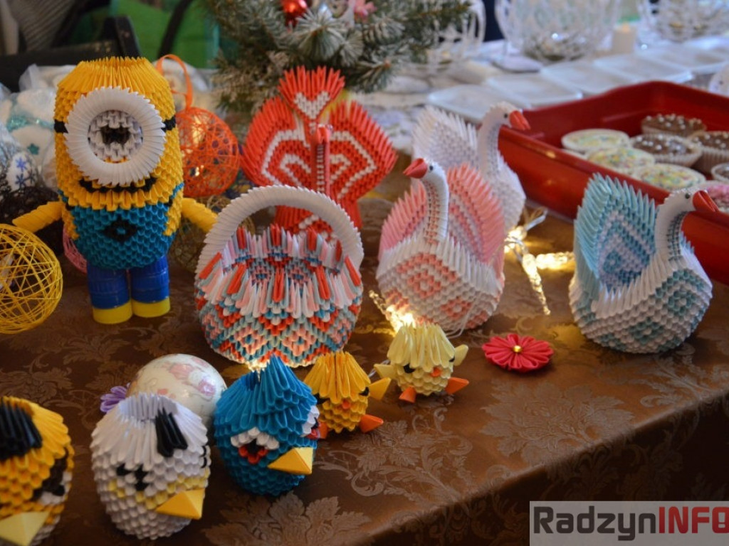 Świąteczny kiermasz rękodzieła w pałacowych wnętrzach