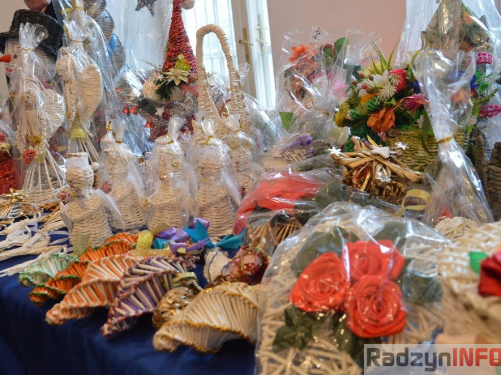 Świąteczny kiermasz rękodzieła w pałacowych wnętrzach