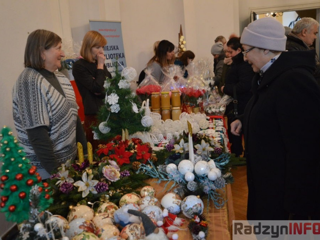 Świąteczny kiermasz rękodzieła w pałacowych wnętrzach