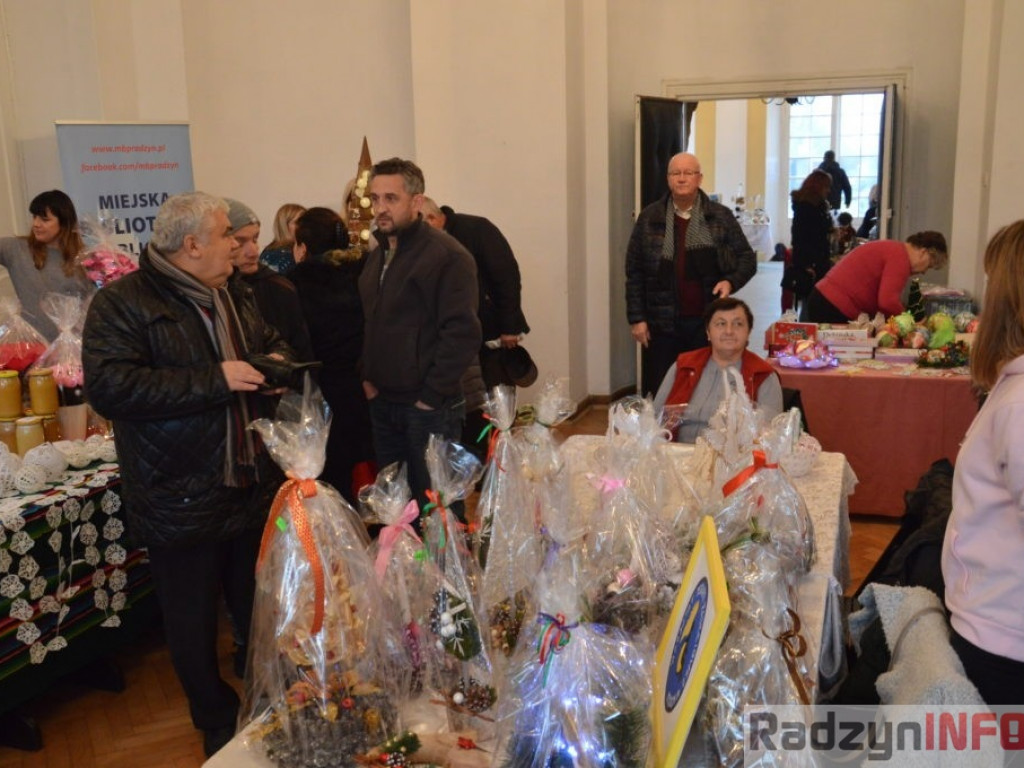 Świąteczny kiermasz rękodzieła w pałacowych wnętrzach