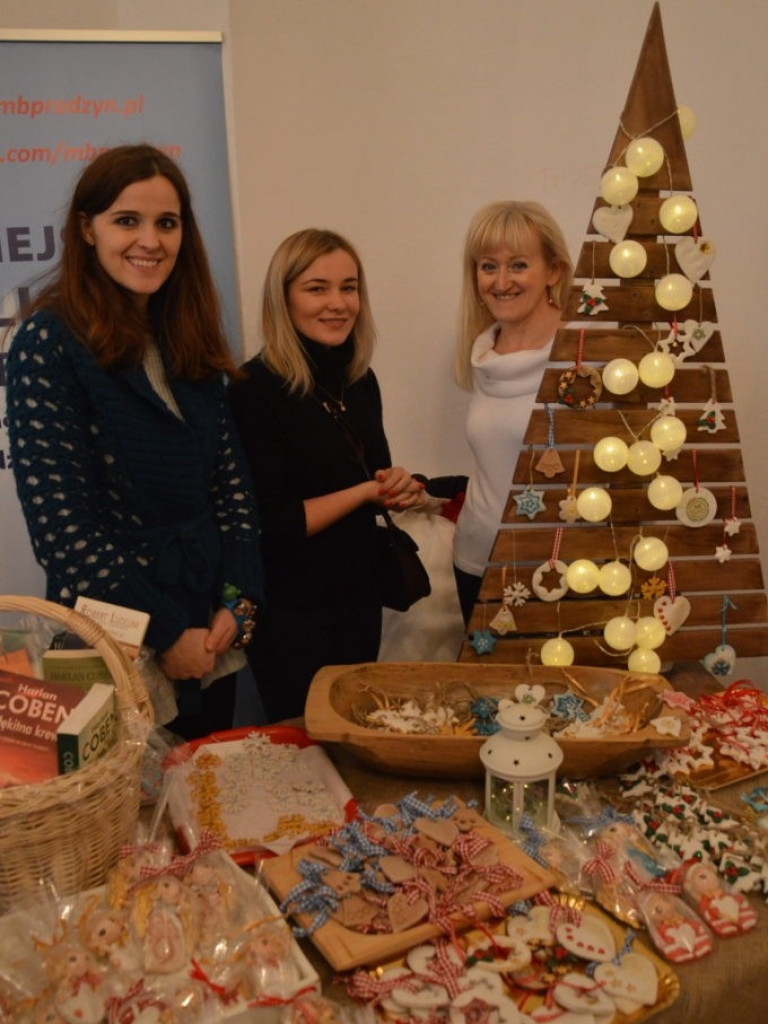 Świąteczny kiermasz rękodzieła w pałacowych wnętrzach