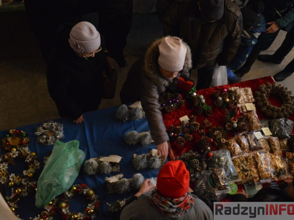 Świąteczny kiermasz rękodzieła w pałacowych wnętrzach