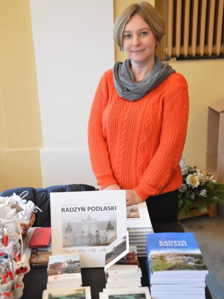 Świąteczny kiermasz rękodzieła w pałacowych wnętrzach