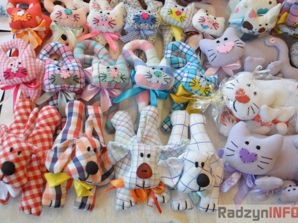 Świąteczny kiermasz rękodzieła w pałacowych wnętrzach