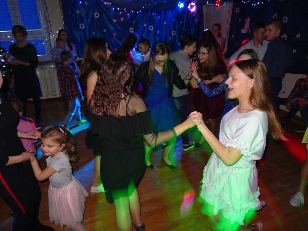 Zabawa karnawałowa w szkole w Zakrzewie