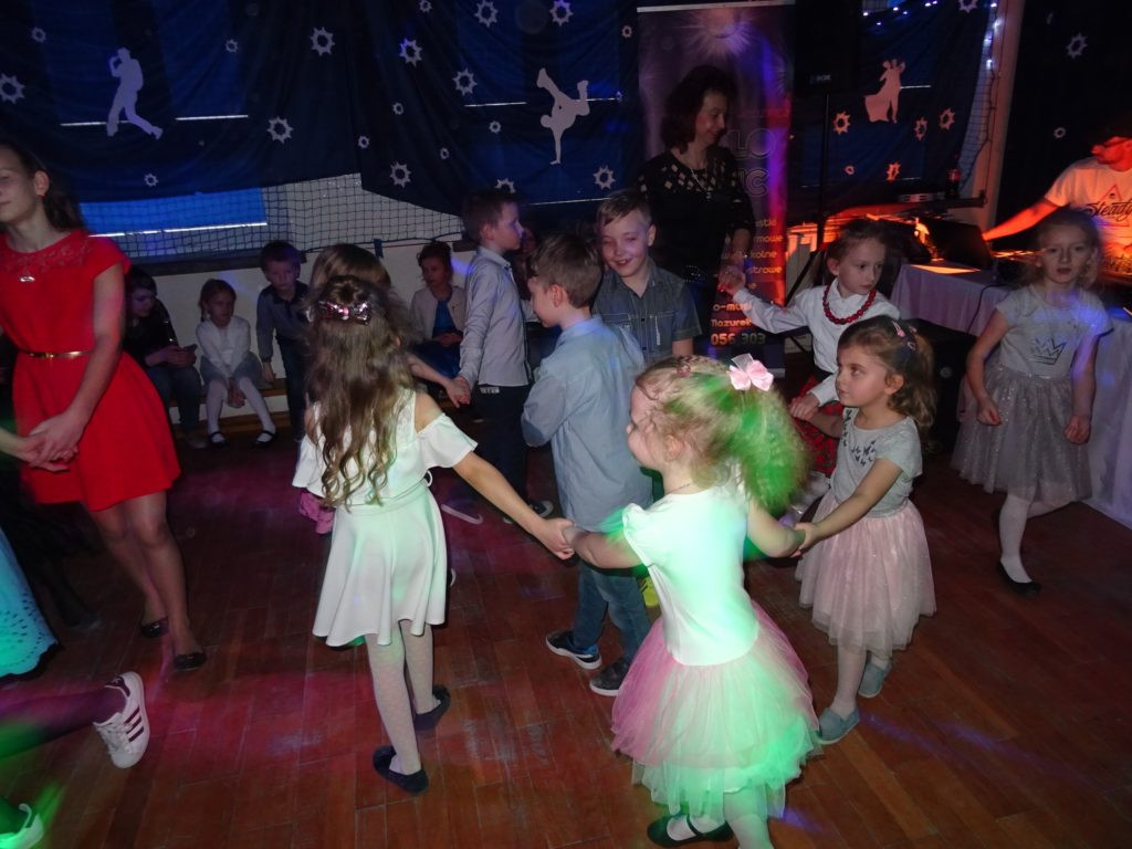 Zabawa karnawałowa w szkole w Zakrzewie