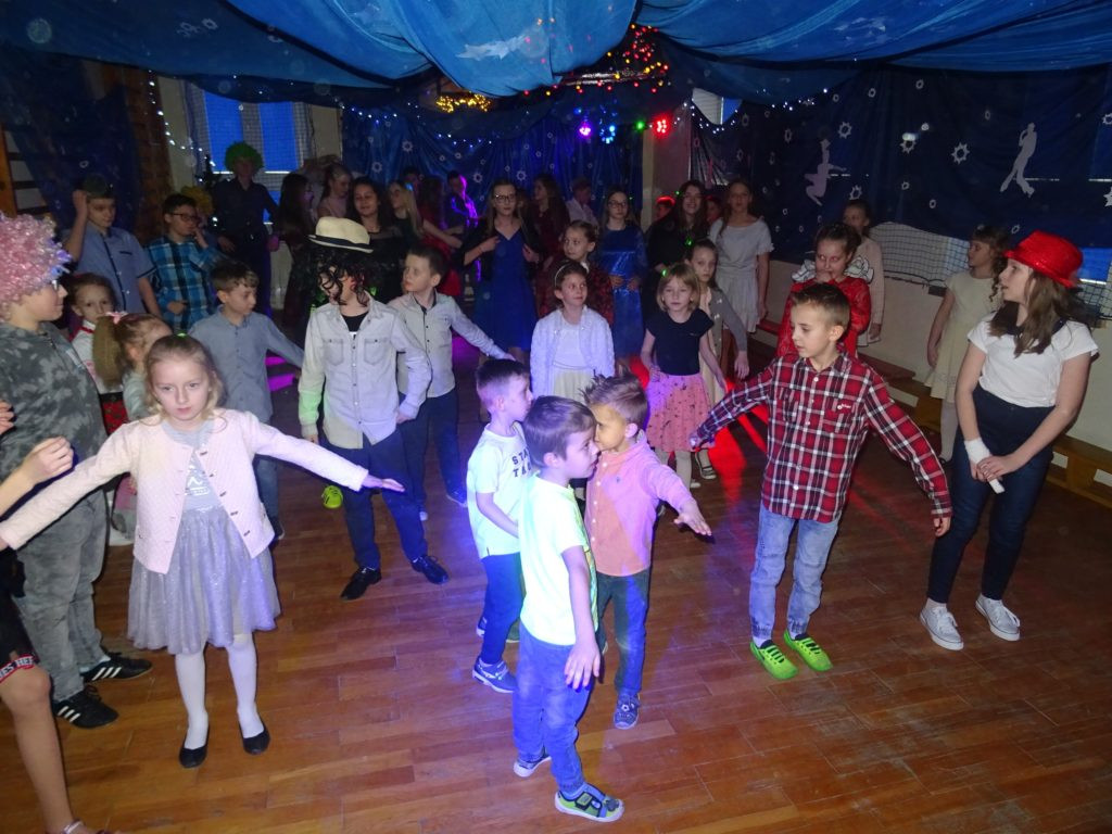 Zabawa karnawałowa w szkole w Zakrzewie