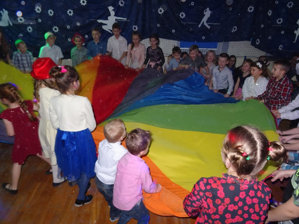 Zabawa karnawałowa w szkole w Zakrzewie