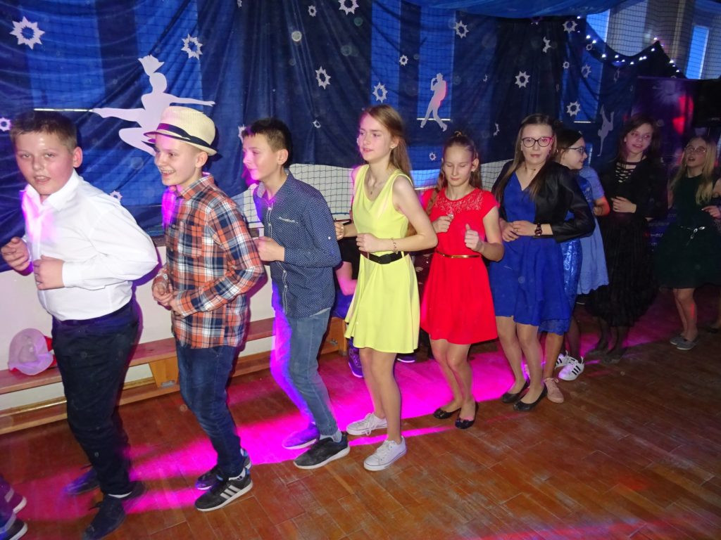 Zabawa karnawałowa w szkole w Zakrzewie