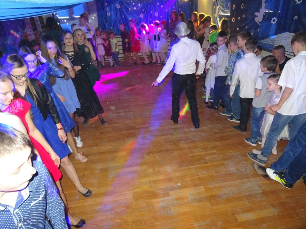 Zabawa karnawałowa w szkole w Zakrzewie
